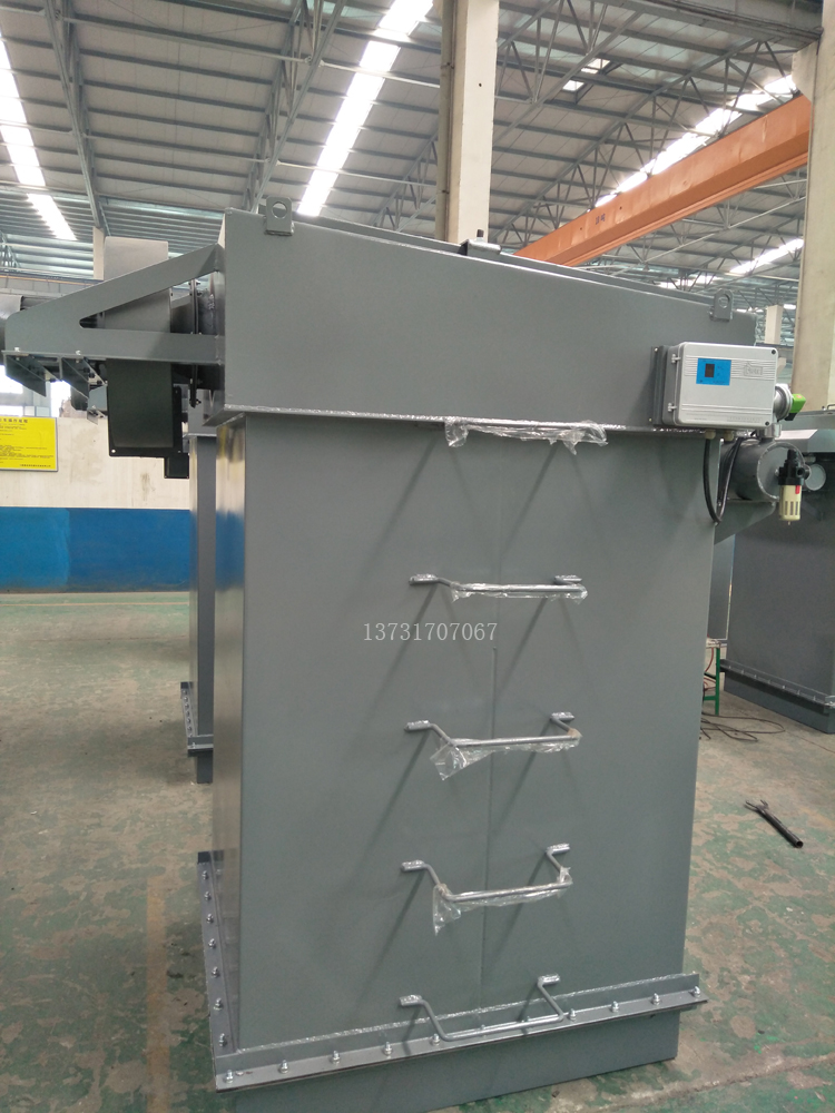 2018年（nián）最新（xīn）研發15m2、25m2倉頂布袋除塵器投（tóu）放市（shì）場