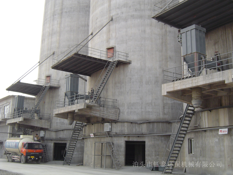 山西長治灰庫（kù）幹灰散裝機布袋除塵器安（ān）裝