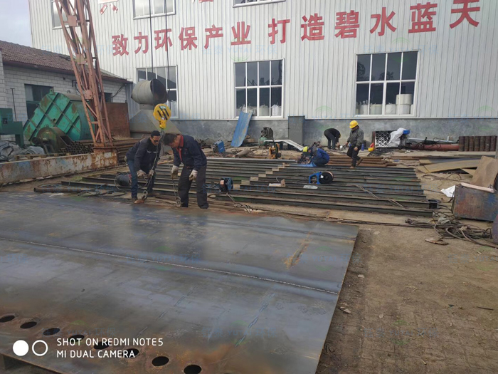 堅守崗位迎接新年　鈺泰環保（bǎo）工人（rén）不畏嚴寒搶生產