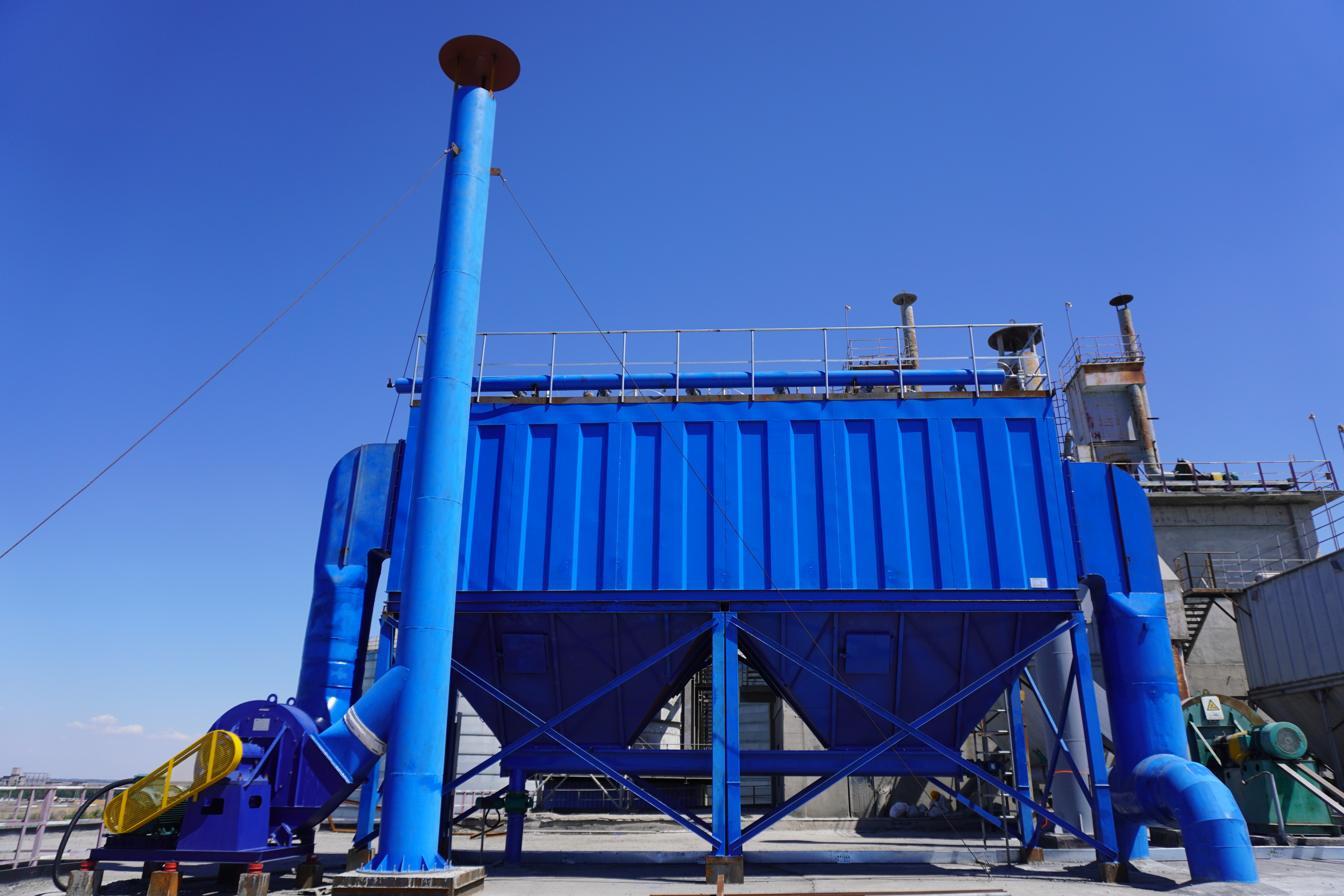 新疆水泥廠袋裝水泥裝車道的除塵（chén）器投運