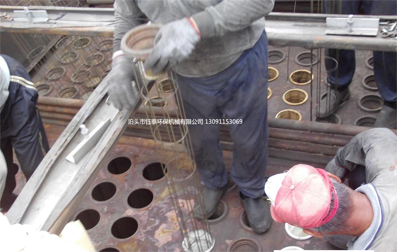 新疆石河子30T鍋（guō）爐除塵器布袋更換中（zhōng）